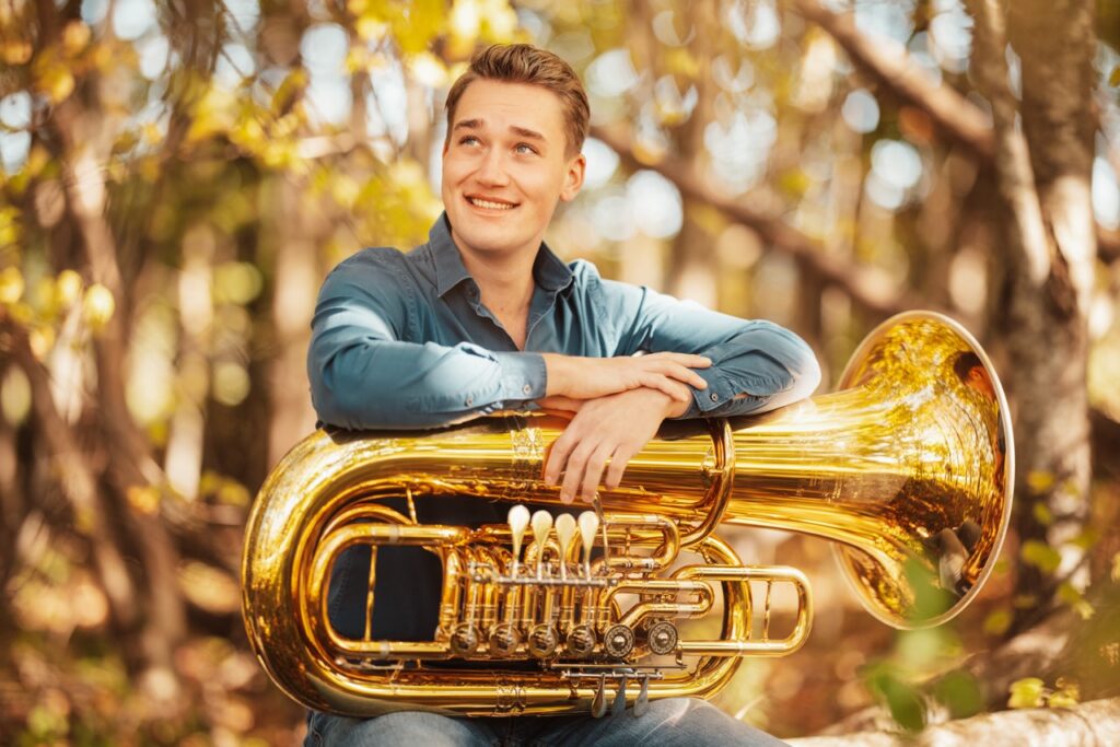 Solist Sven Vinzelberg mit seiner Tuba