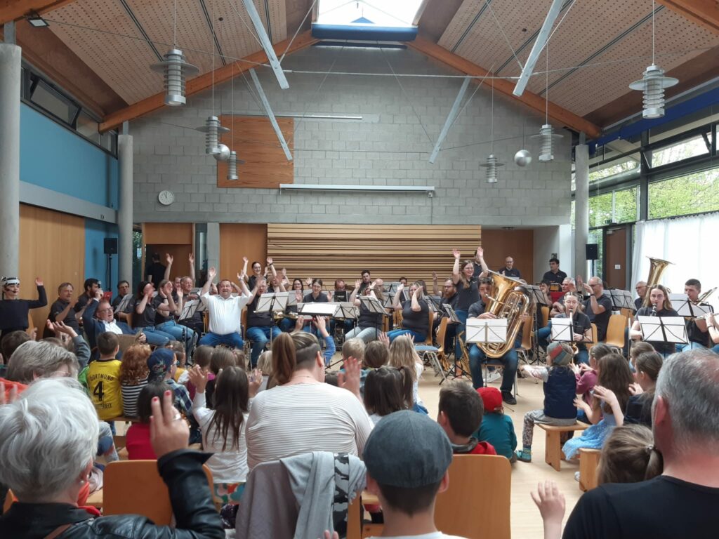 Die Stadtkapelle und Publikum beim Kinderkonzert