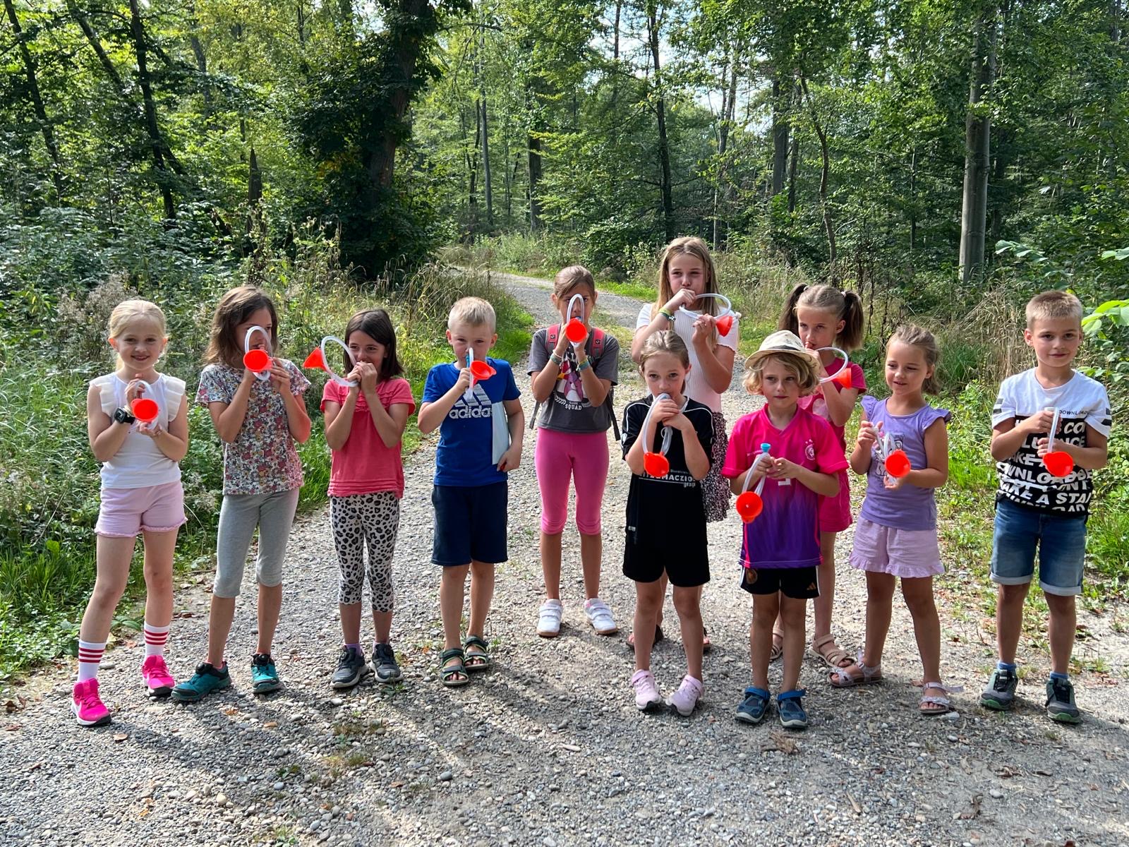 Kinder beim Sommerferienprogramm