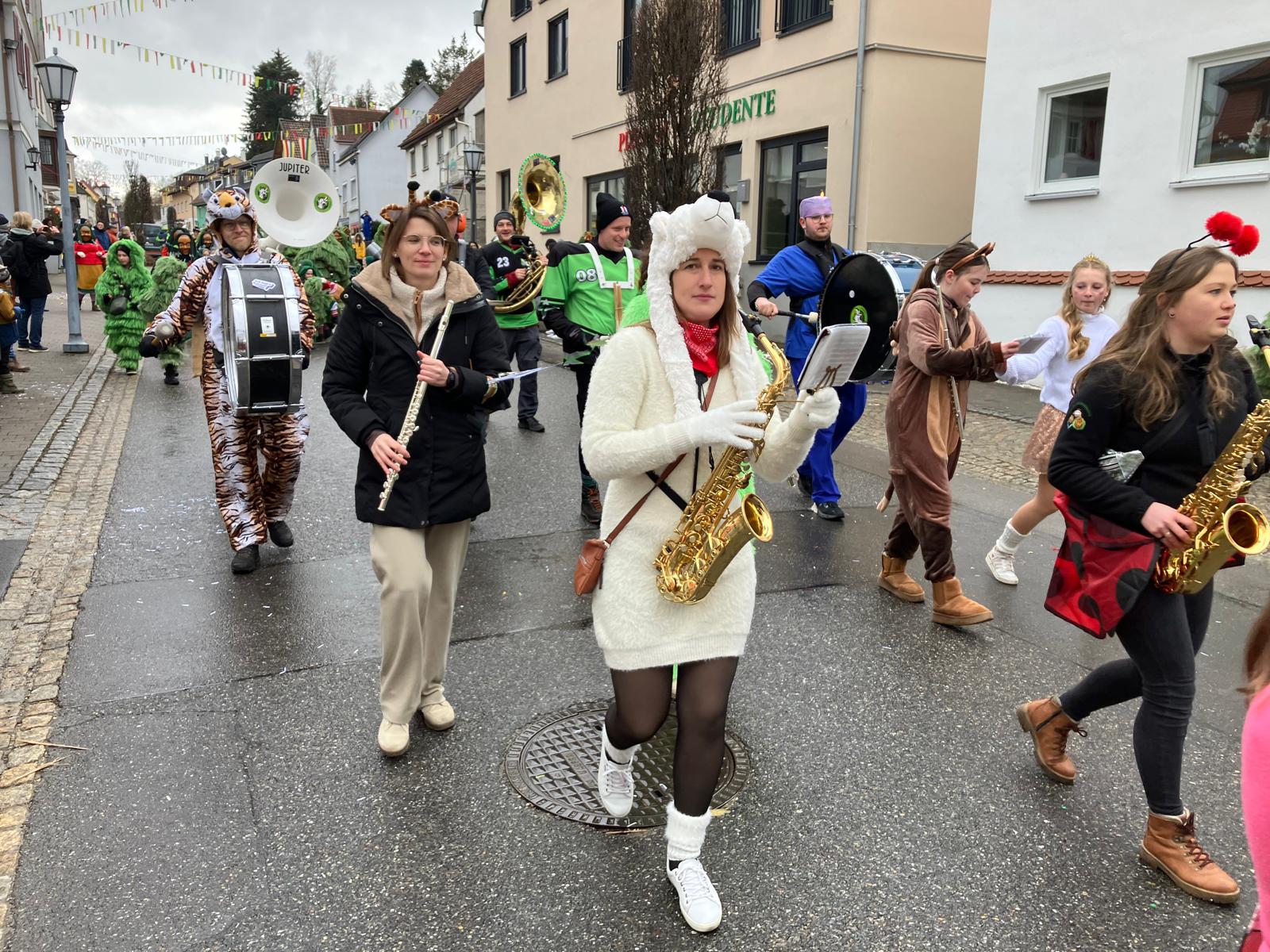 Stadtkapelle und Jugendkapelle beim Kinderumzug